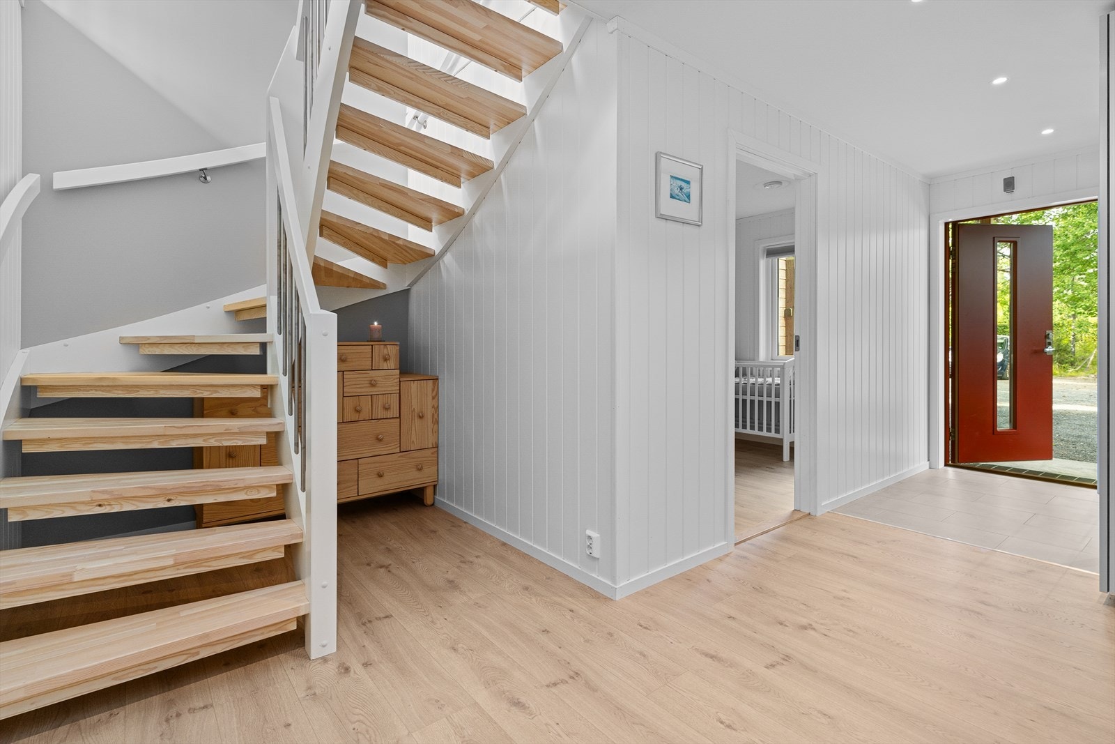Romslig gang med god plass til å henge fra seg yttertøy. Galleribilde