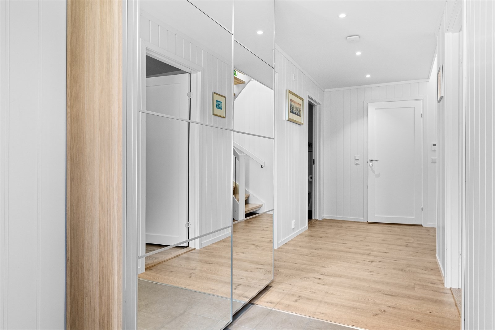 Det er godt med oppbevaringsplass i skyvedørsgarderobe. Galleribilde