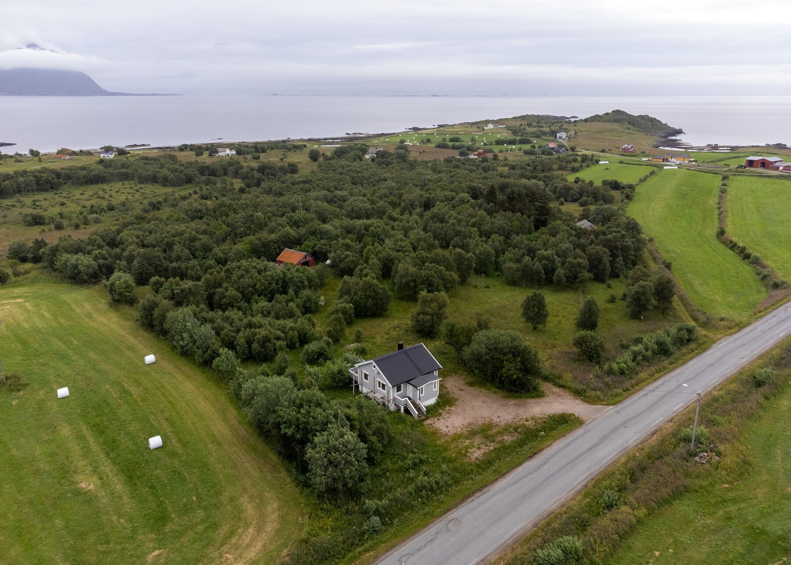 Skole, barnehage, dagligvarebutikk mm. finner du på Steine/Vinje, ca. 6 minutter unna med bil. Galleribilde