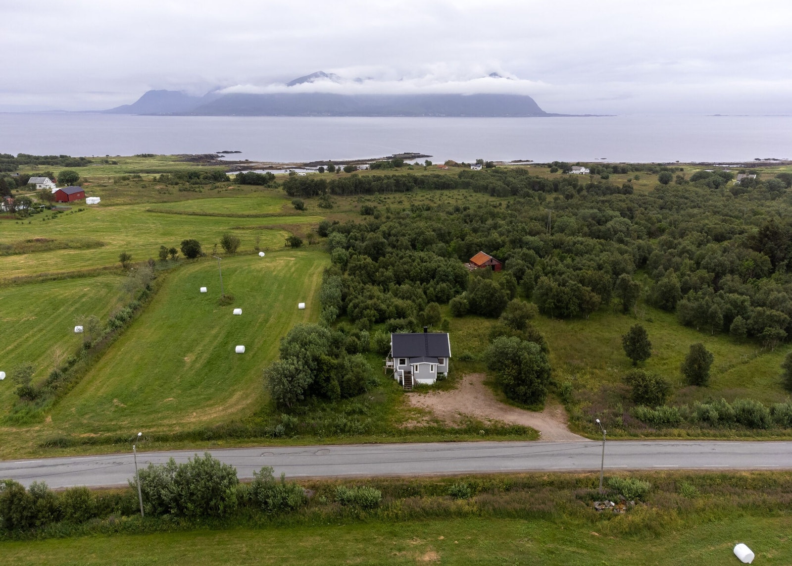 Det er omtrent 13 km til kommunesenteret Straume. Galleribilde