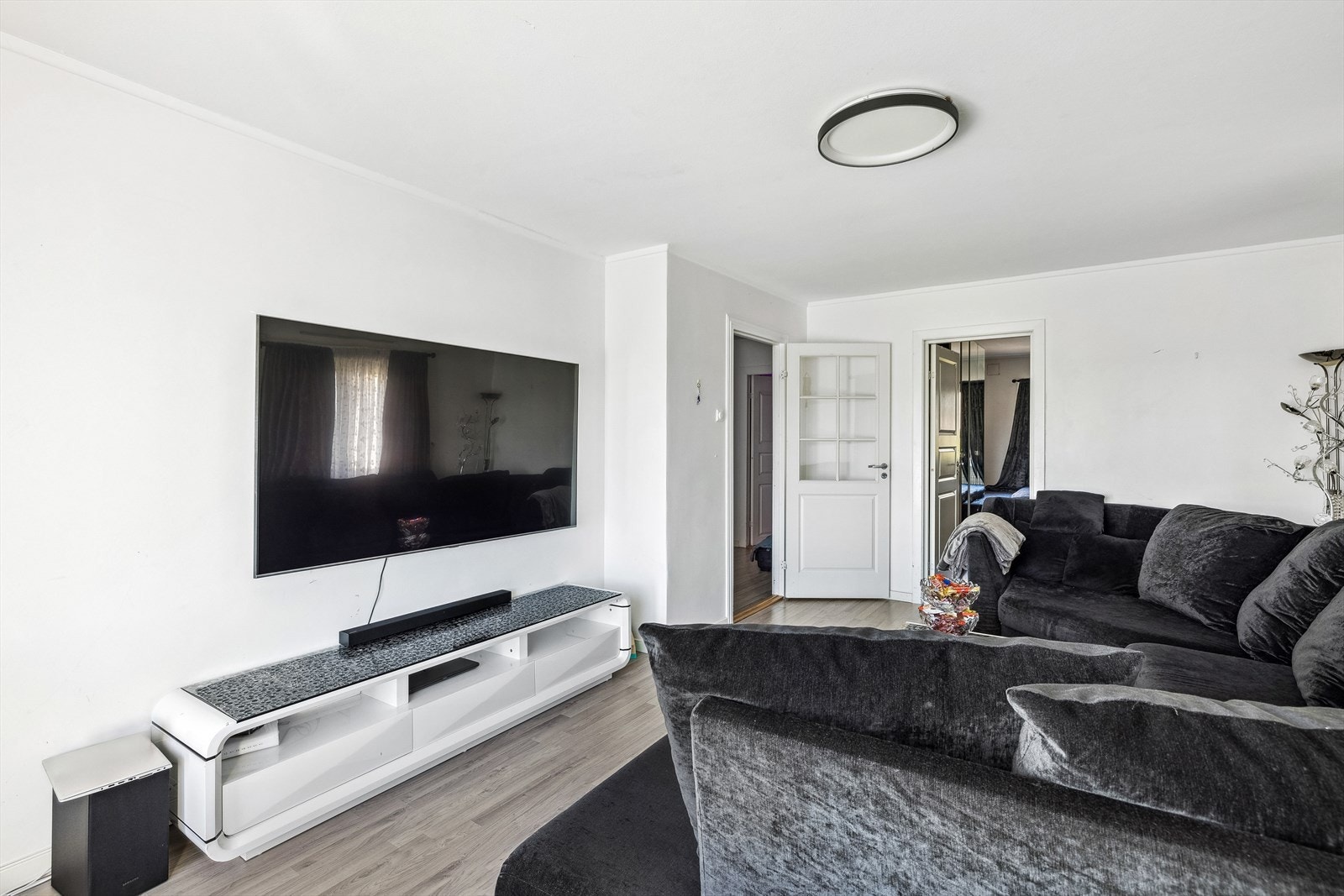 Overflatene er hvitmalte og gulvet er belagt med laminat. Galleribilde