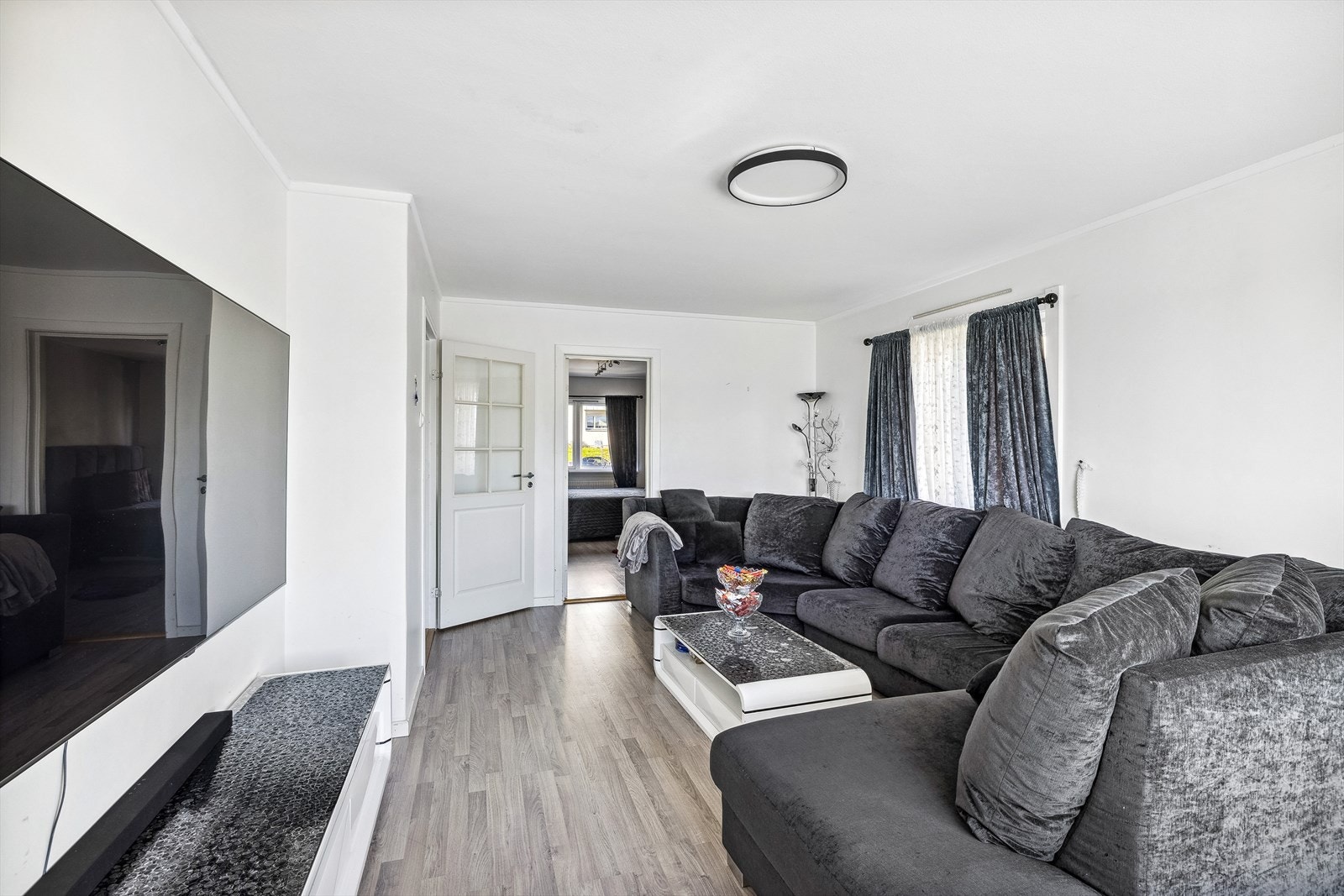 I stuen er det plass til både sofa og spisegruppe. Galleribilde