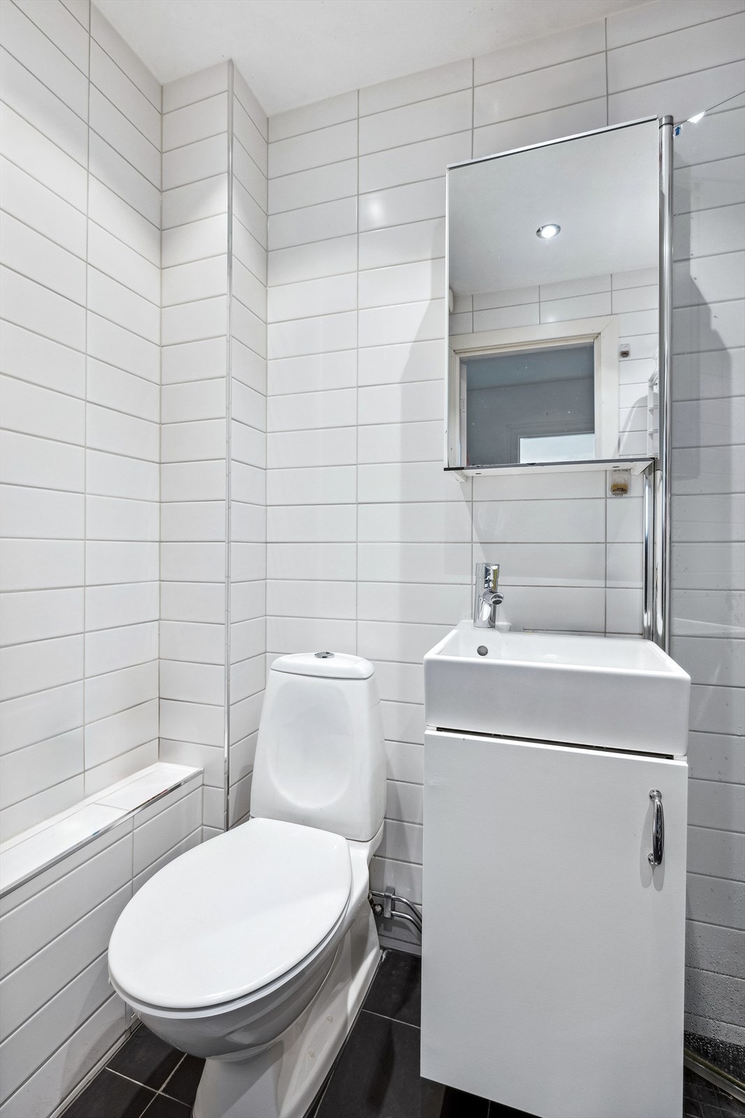 Pent flislagt bad oppusset i 2014, med varmekabler i gulvet og downlights i himlingen. Galleribilde