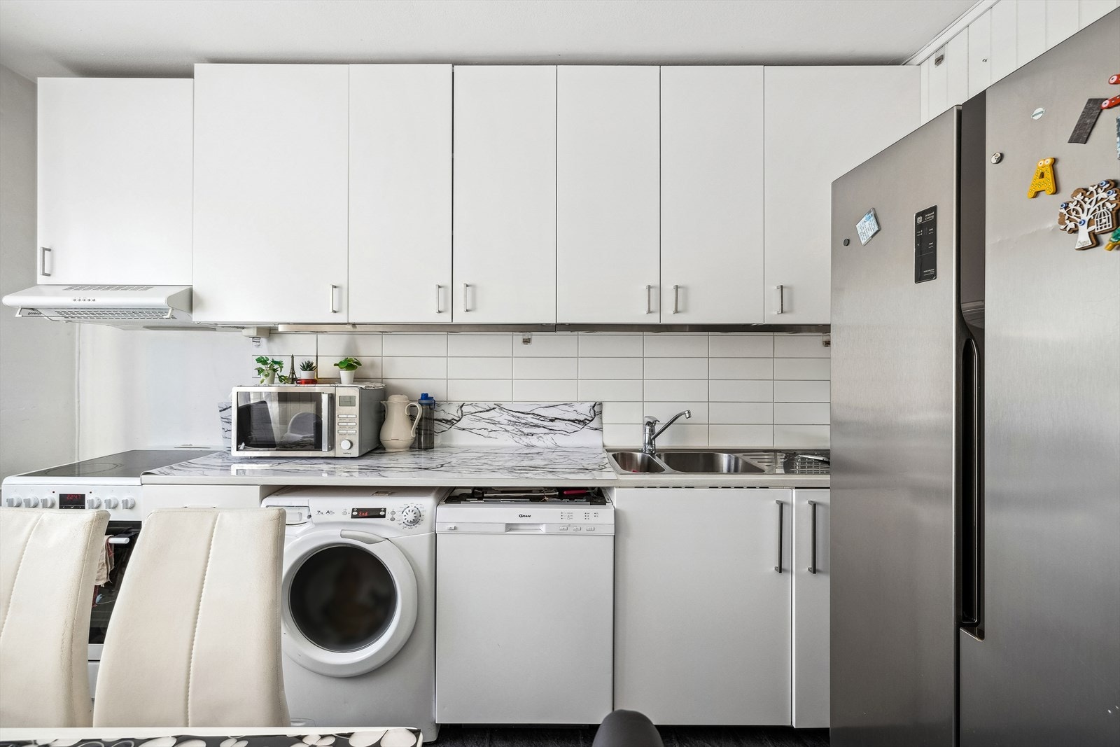 Innredningen ble montert i 2014 og har hvite slette fronter og laminert benkeplate. I innredningen er det opplegg og plass til komfyr, oppvaskmaskin og vaskemaskin. Galleribilde