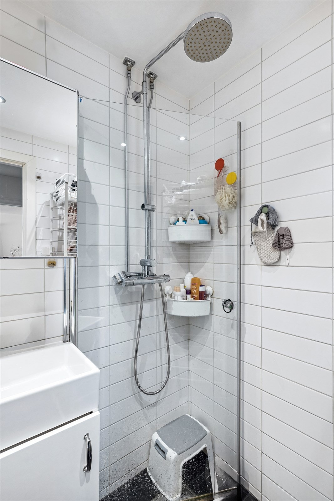 Det er også utstyrt med dusjhjørne med innfellbar glassvegg. Galleribilde