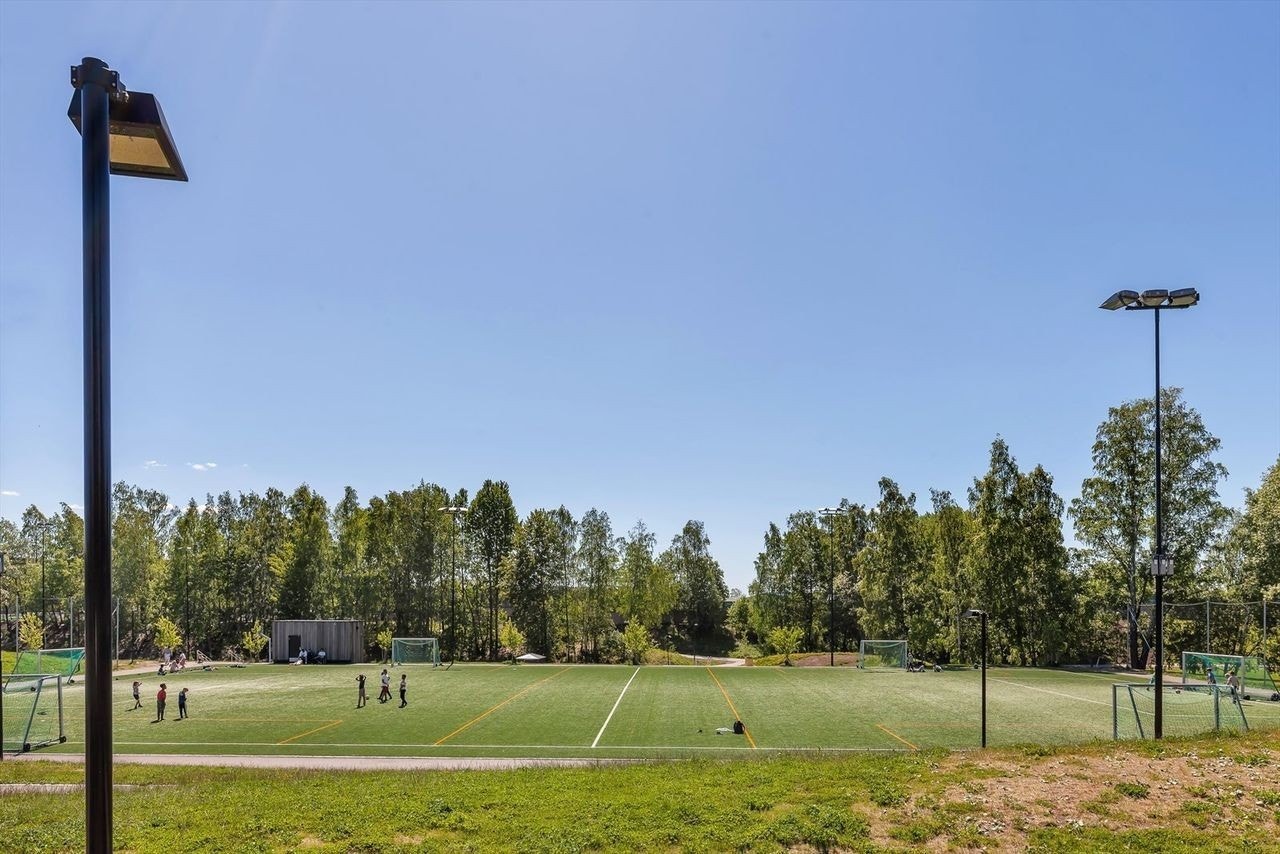 Fotballbaner, volleyballbane og tennisbane har du i nærområdet. Galleribilde