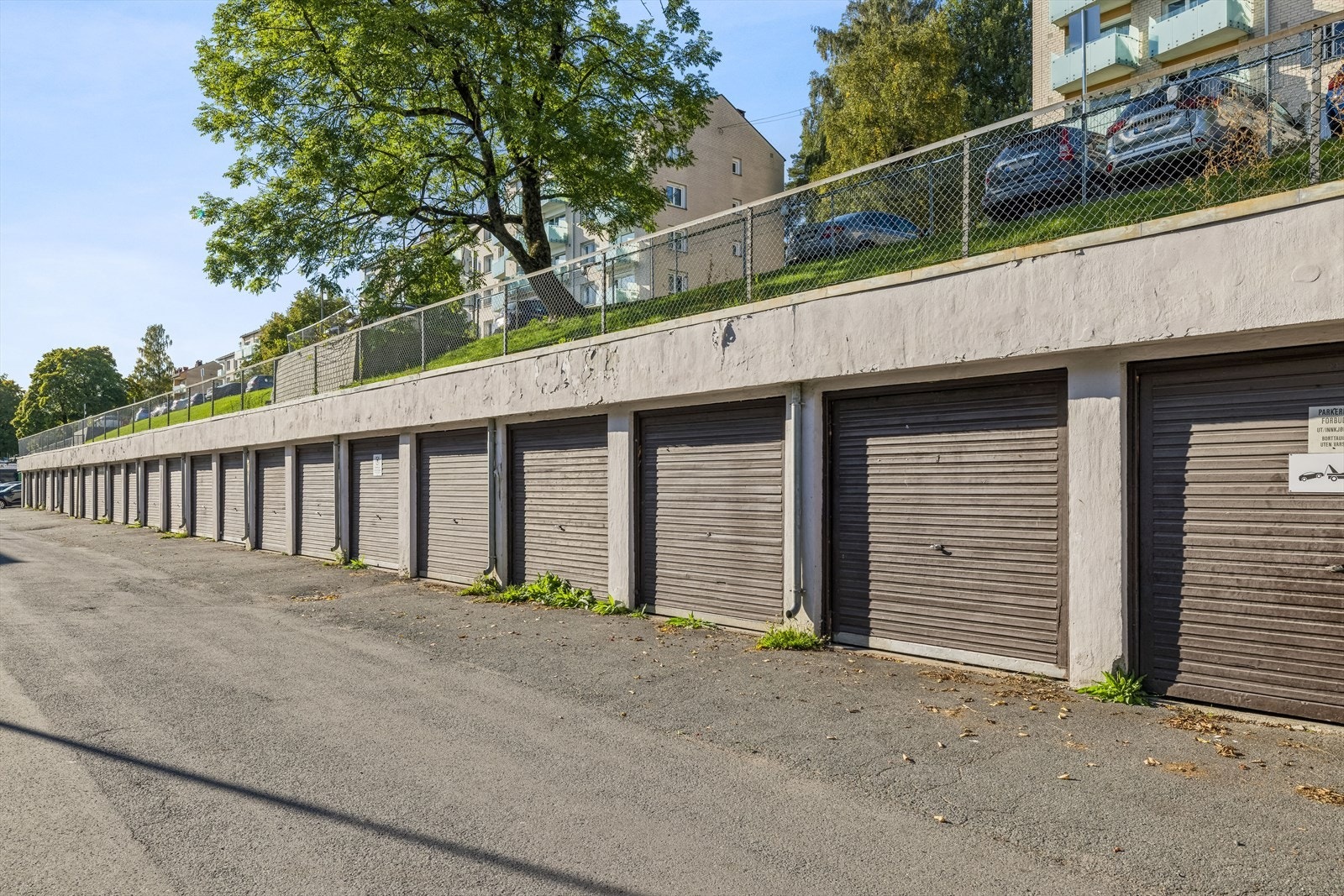 Sameiet har private parkeringsplasser, totalt ca 130 stk. Det er 10 offentlige ladeplasser i Sletteløkka 4-6. I tillegg til sameiets parkeringsplasser, er det to garasjelag med til sammen 48 garasjeplasser. Galleribilde