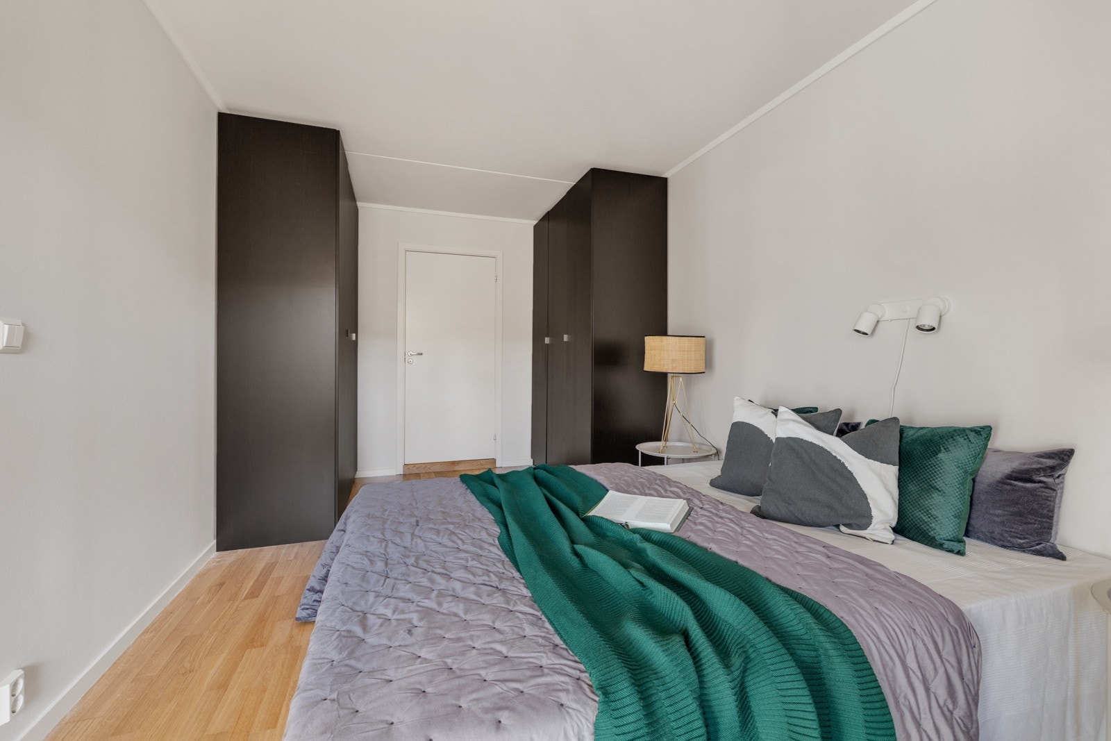 Soverommet har i tillegg to gode garderobeskap med fin plass til klær og diverse tilbehør. Galleribilde