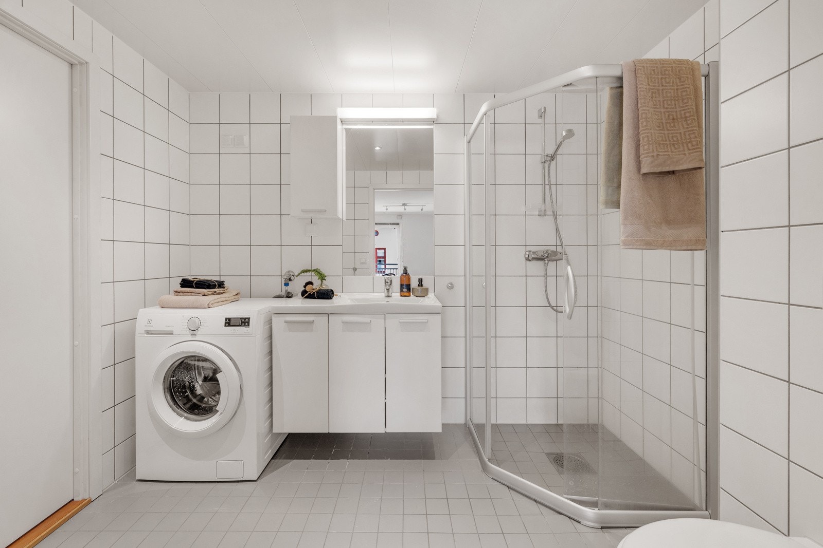 Innredning utført med heldekkende servant, dusjhjørne med glassvegger, samt vegghengt toalett. Her er det også opplegg for vaskemaskin. Galleribilde