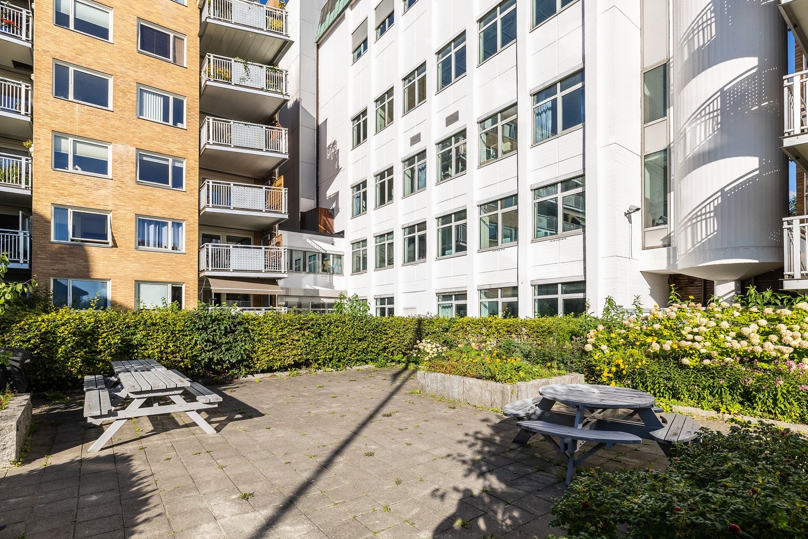 Blokken er fra 2005 og holder en god standard med pene fellesarealer og fasiliteter som heis og garasjeanlegg. Galleribilde