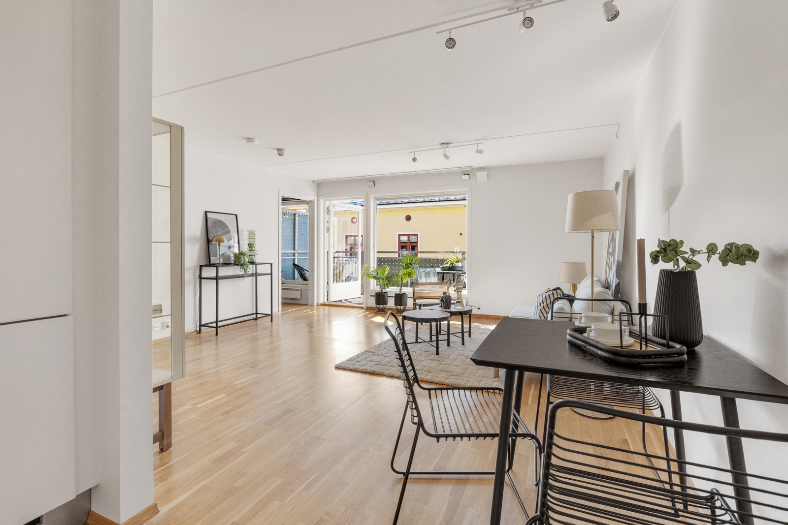 Her er det også fin plass til spisebord i en naturlig del mellom stuen og kjøkkenet. Galleribilde