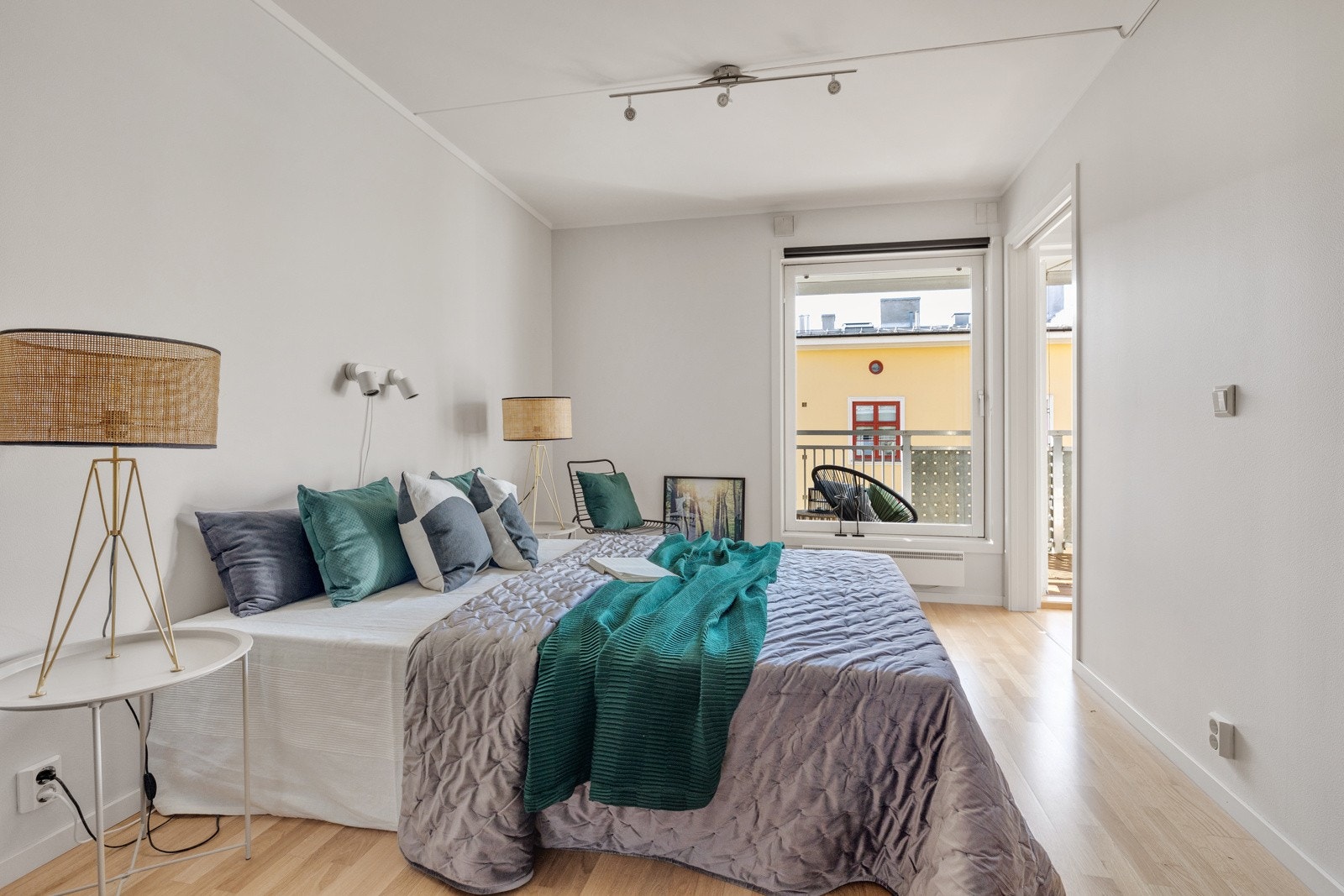 Lyst og romslig soverom med god plass til dobbeltseng, nattbord og øvrig møblement. Galleribilde