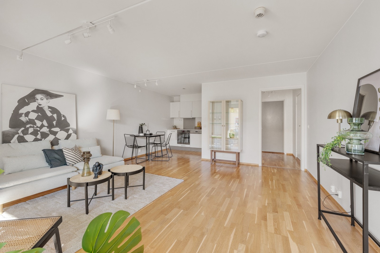 Den åpne løsningen til kjøkkenet gjør dette oppholdsrommet til en meget sosial og hyggelig sone. Galleribilde