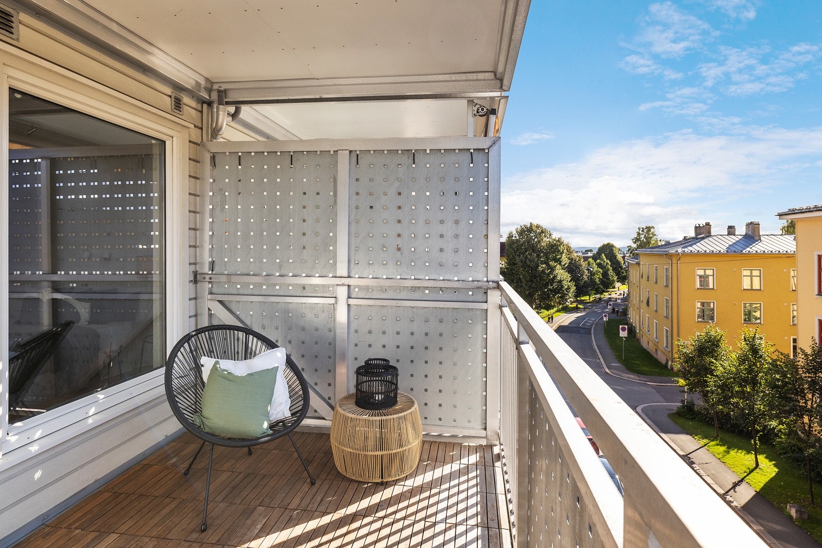 Her har du alle muligheter til å skape din helt egen utendørs oase, med god plass til både sittegruppe, grill (elektrisk/gass er tillatt), samt diverse beplantning. Galleribilde