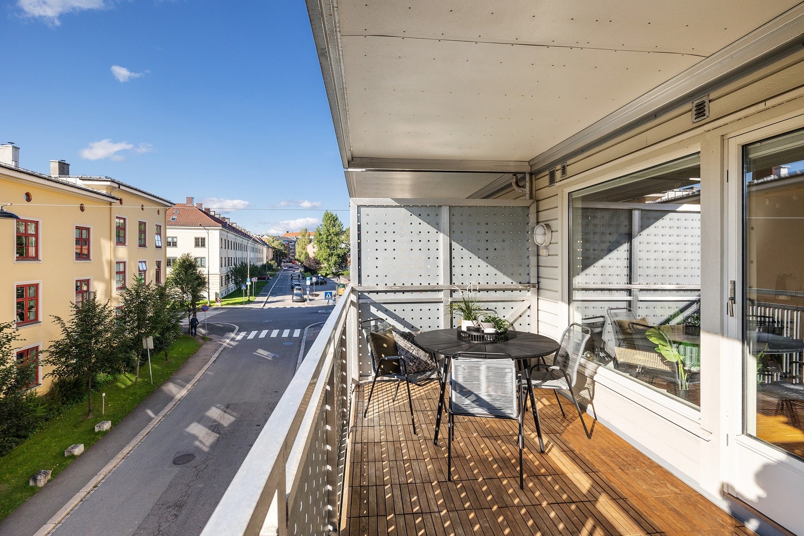 Leiligheten har en god intern beliggenhet i byggets 3. etasje (5. etasje fra bakkeplan), i et veletablert boligområde på øvre Torshov. Galleribilde