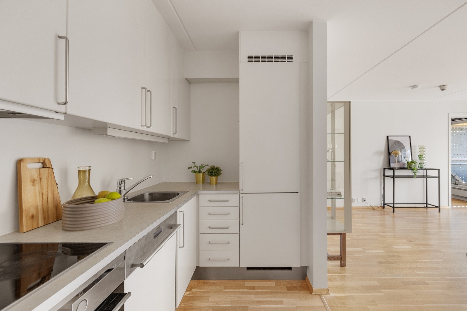 Integrerte hvitevarer med oppvaskmaskin, stekeovn med koketopp, samt kjøleskap med fryser. Varmtvannsbereder fra 2005 er plassert i hjørneskap. Galleribilde