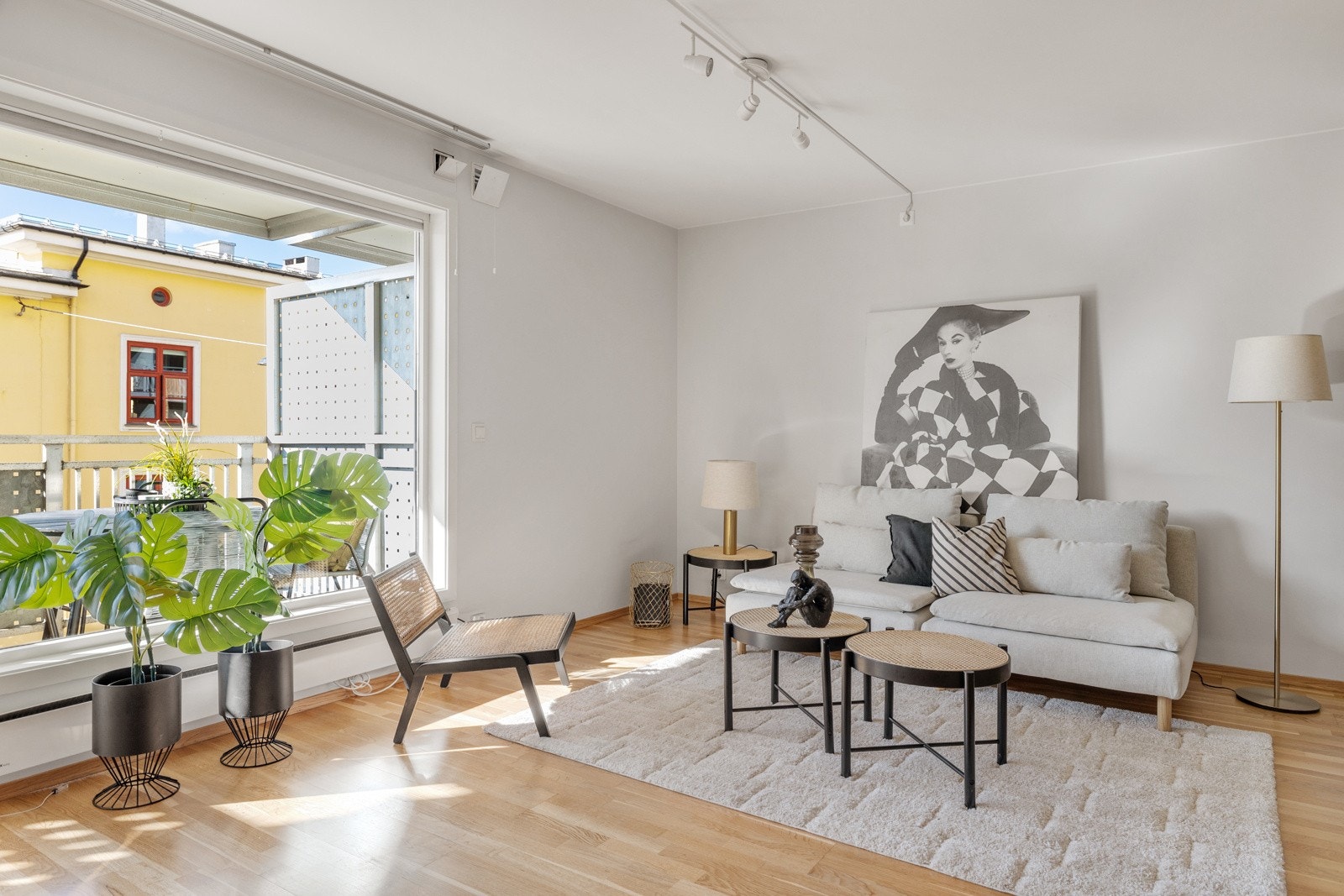 Lys og arealeffektiv stue med flere gode innredningsmuligheter. Galleribilde