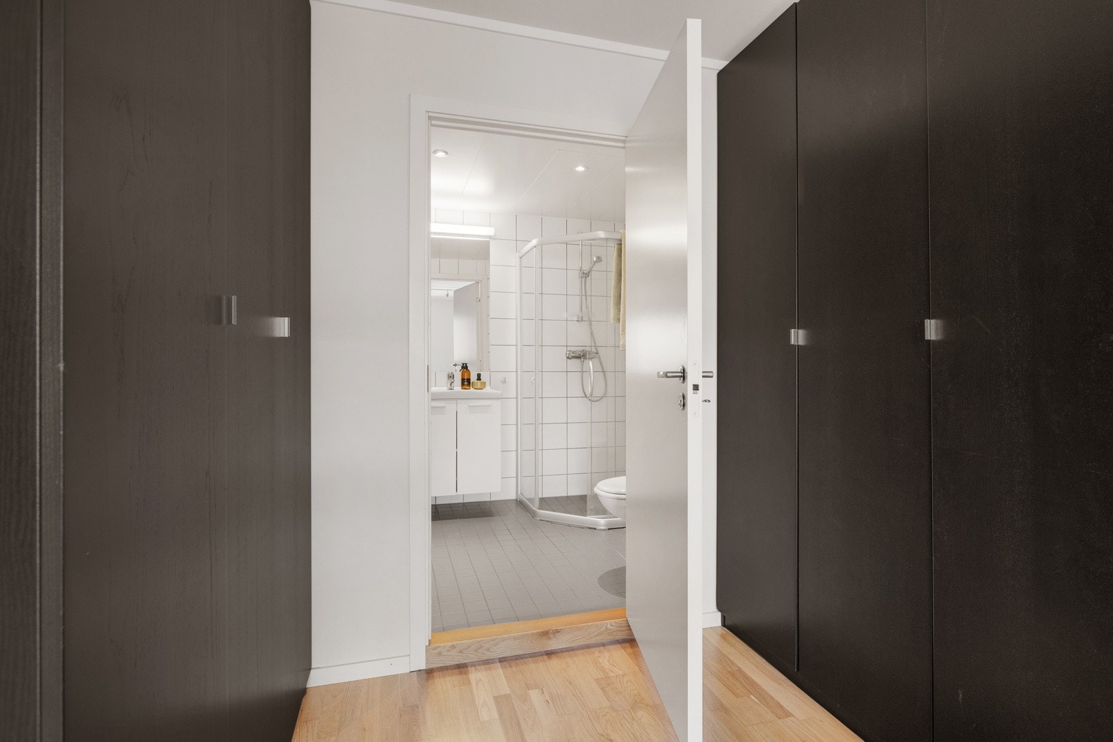 Foruten om entréen har du også direkte adkomst til badet fra soverommet. Galleribilde