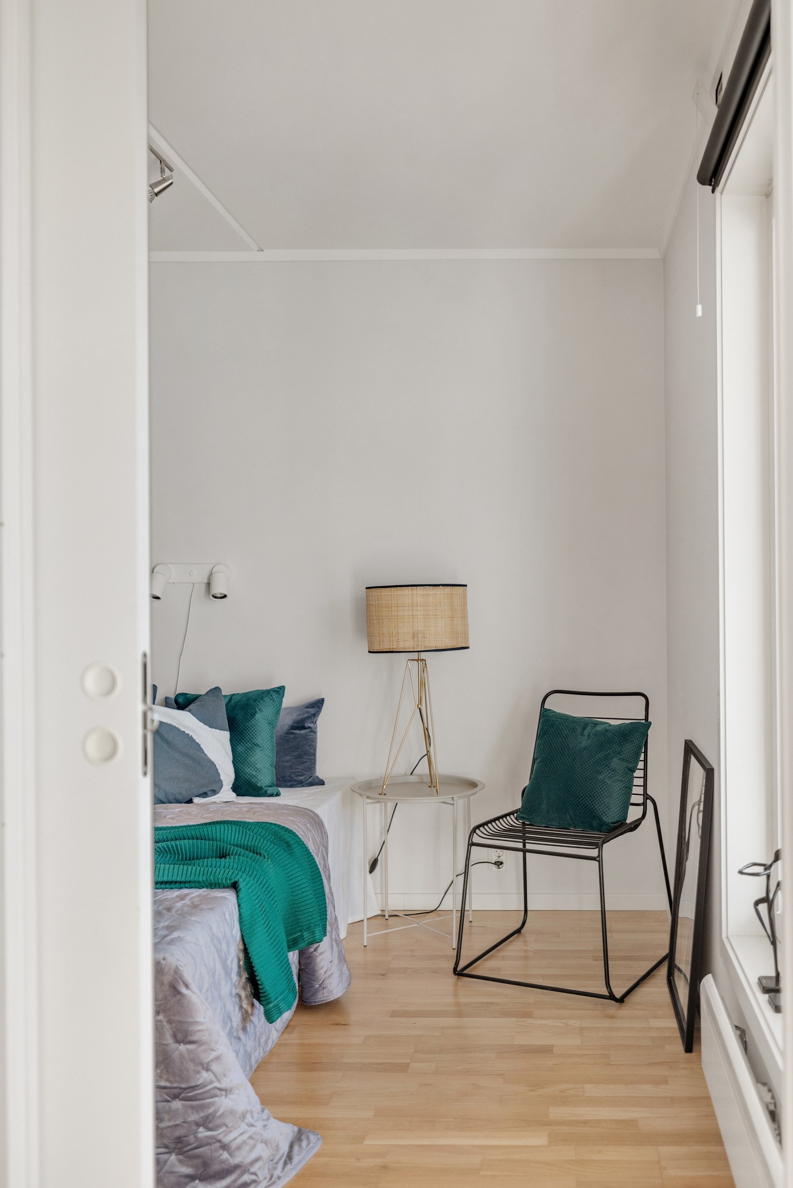 Med nymalte overflater og rikelig med naturlig lysinnslipp fra vinduet får rommet en ekstra god og behagelig atmosfære. Galleribilde