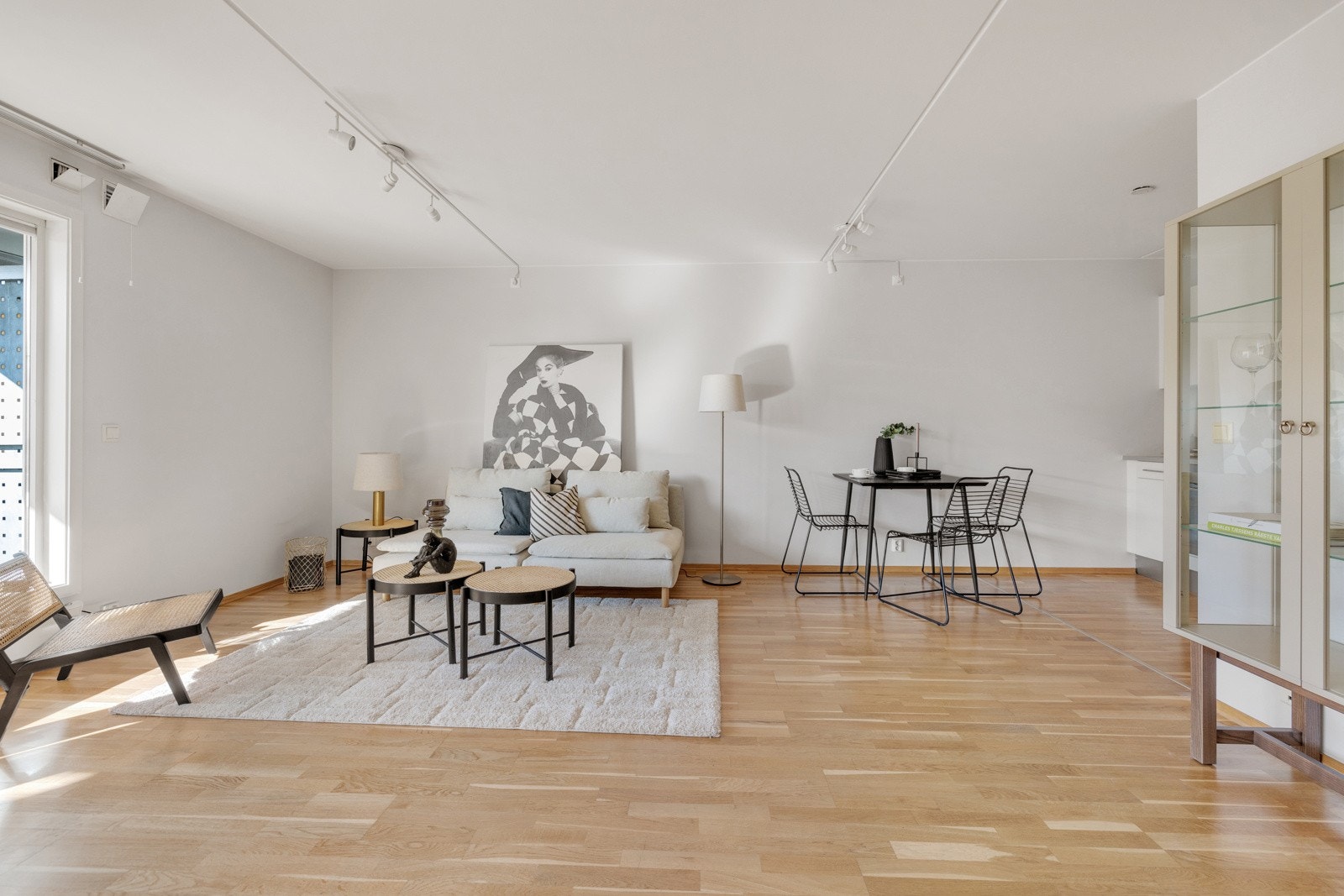 Her har du god plass ltil bpde sofagruppe, salongbord, TV-seksjon og annet ønsket møblement. Galleribilde