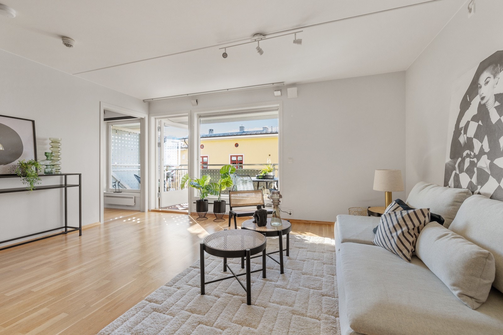 Store vindusflater og utgang til balkong sørger for gode innvendige lysforhold og en luftig romfølelse. Galleribilde