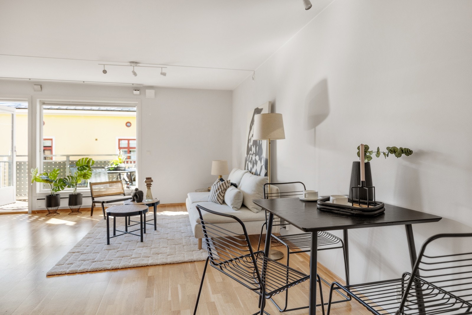 Stuen er ellers vel gjennomført med lysmalte veggflater og med pen parkett på gulv. Galleribilde