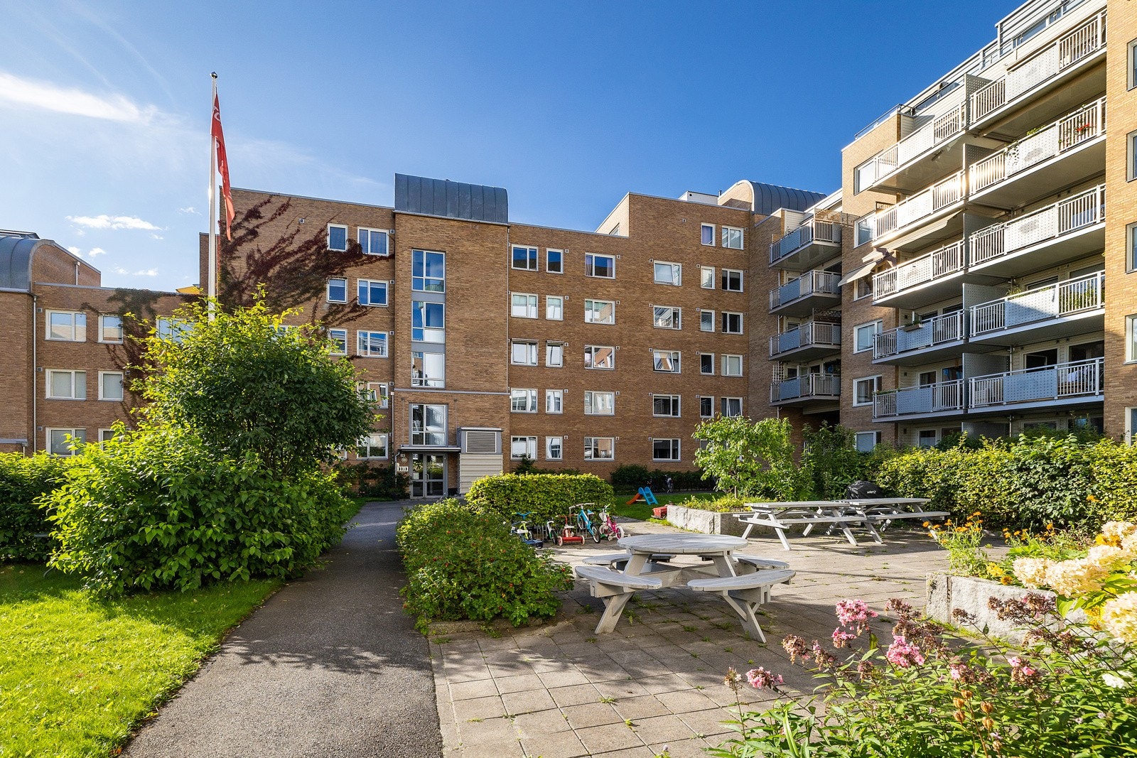 Idyllisk og avskjermet/lukket bakgård med adkomst kun for beboere Galleribilde