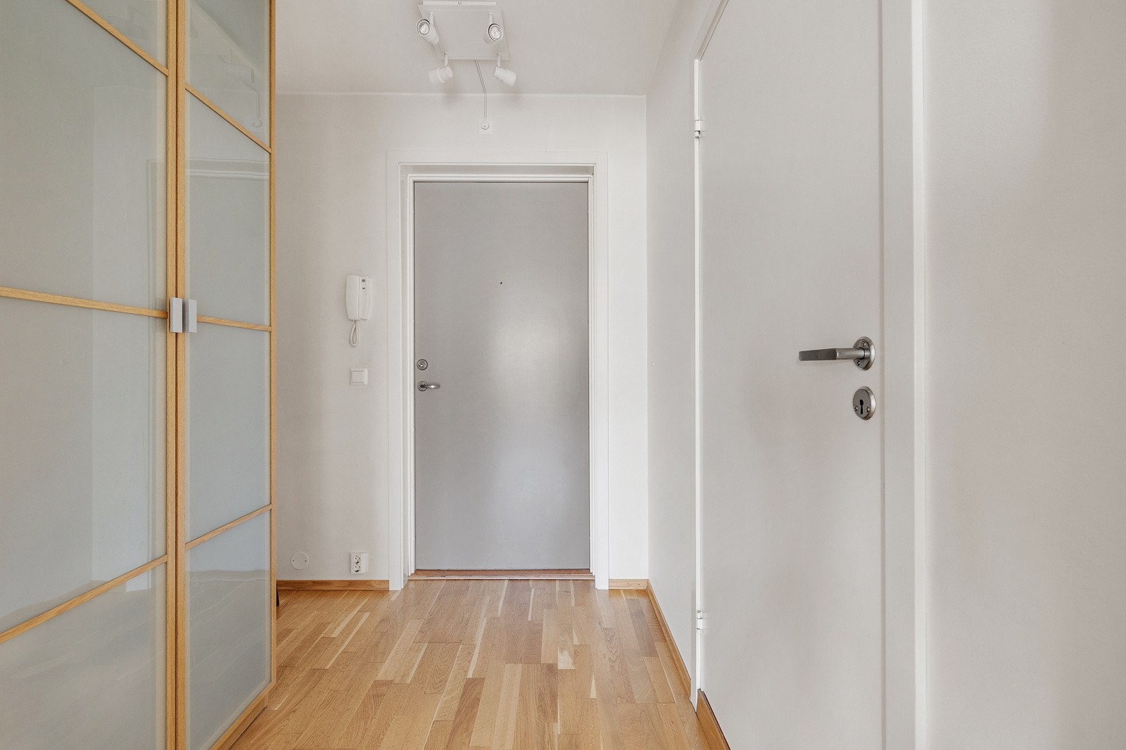 God plass til avheng av yttertøy og sko i romslig garderobeskap med profilerte fronter. Galleribilde