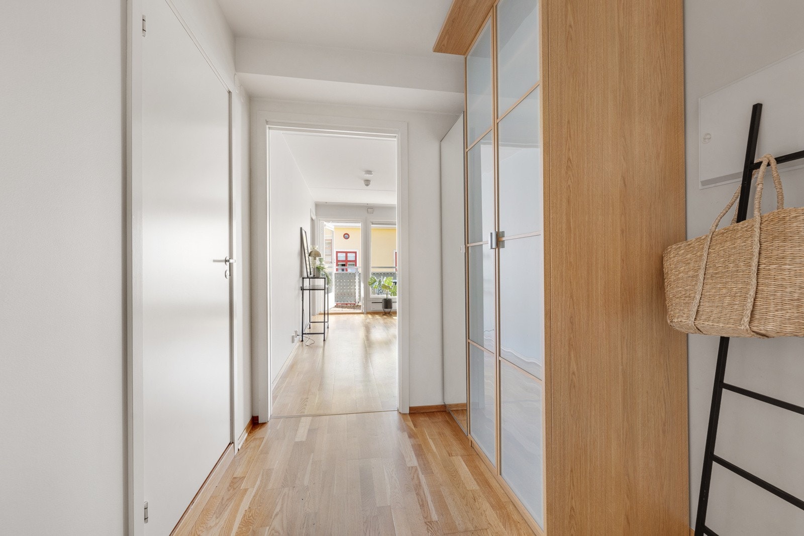 Velkommen inn! Her får du en lys og innbydende entré som gir et velfortjent førsteinntrykk av boligen. Galleribilde