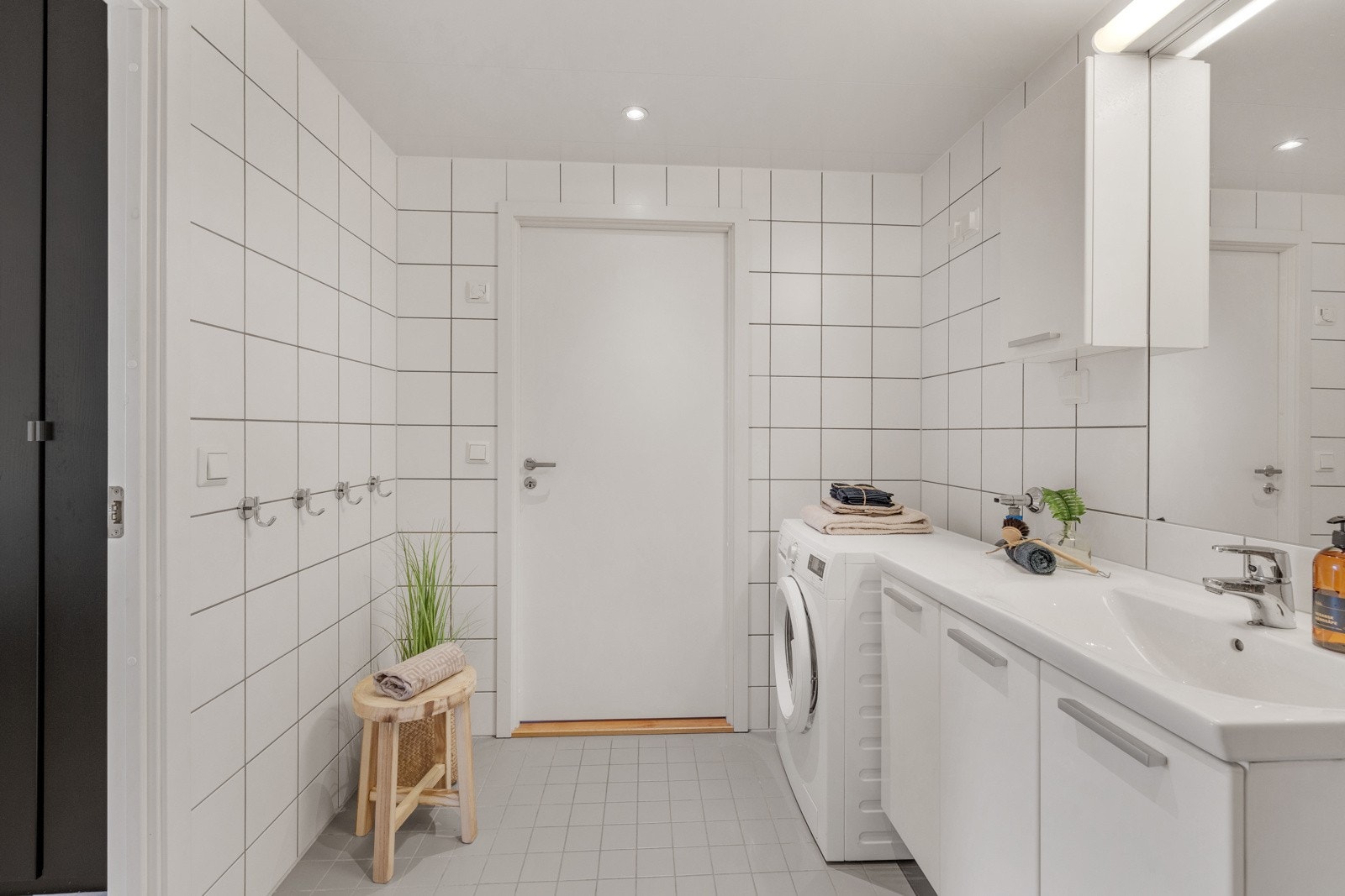 Ellers god plass til ulike baderomsartikler i både overskap og i servant. Galleribilde