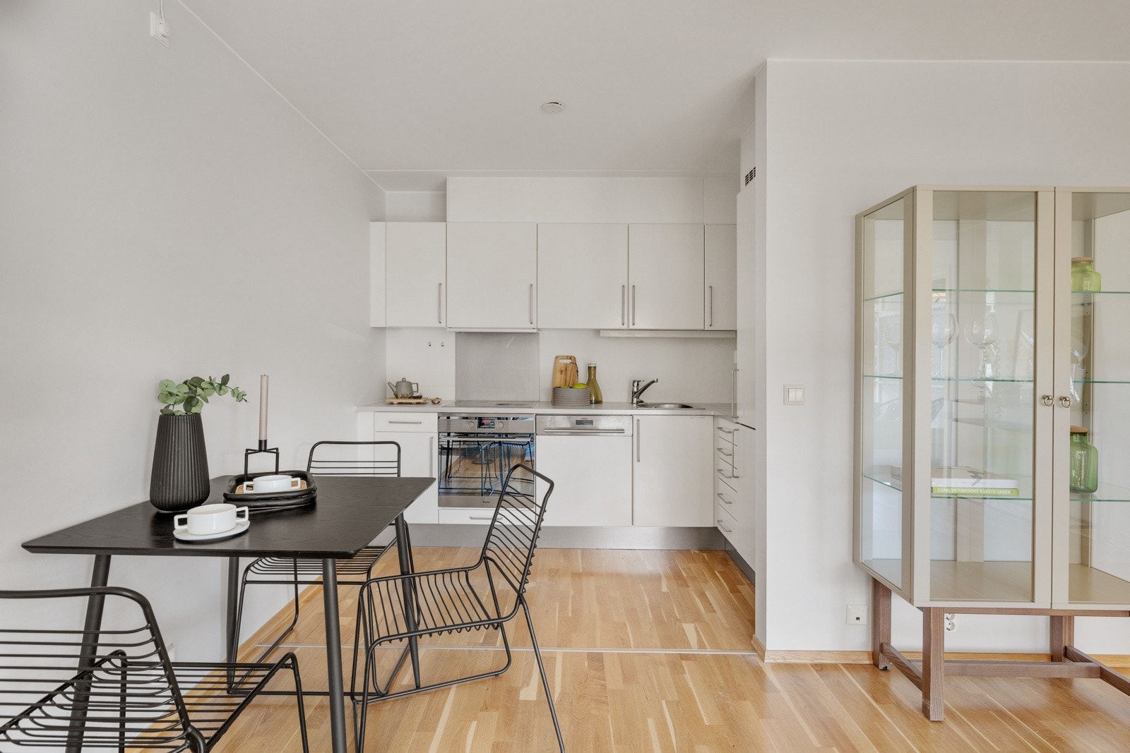 Lys og pen kjøkkenløsning fra 2005 med nedfelt oppvaskkum, ventilator, samt mye skap- og benkeplass. Galleribilde