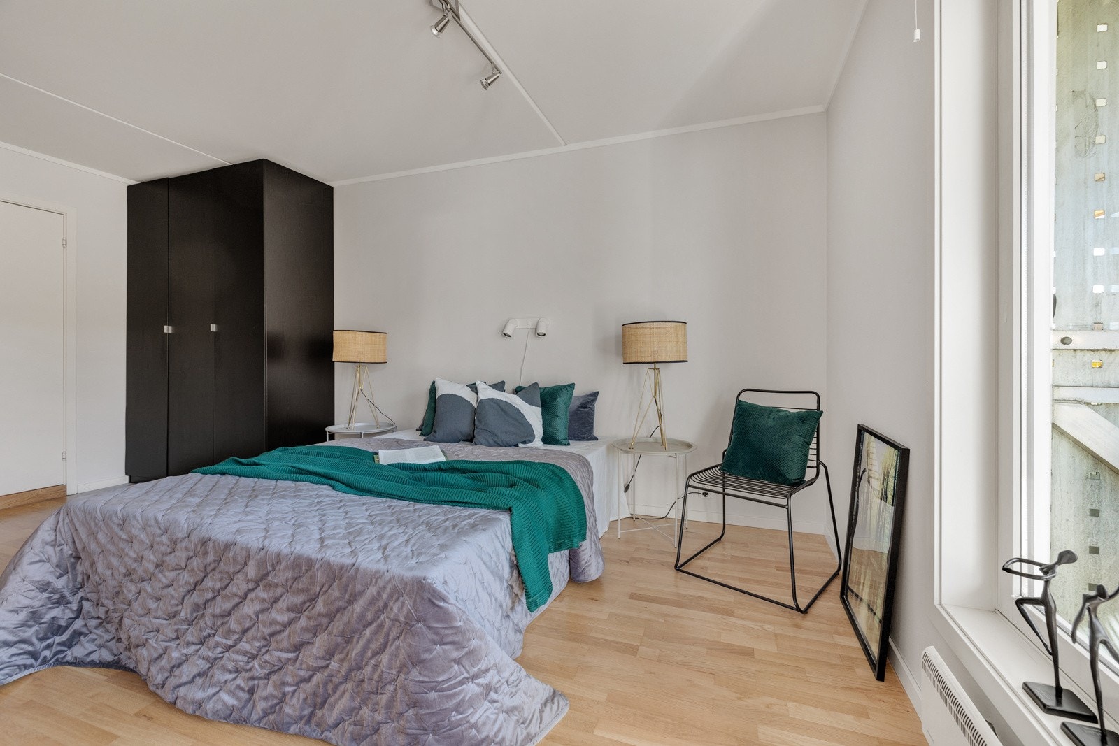 Her kan du innrede etter eget ønske og behov med både bilder, hyller og andre dekorative elementer. Galleribilde