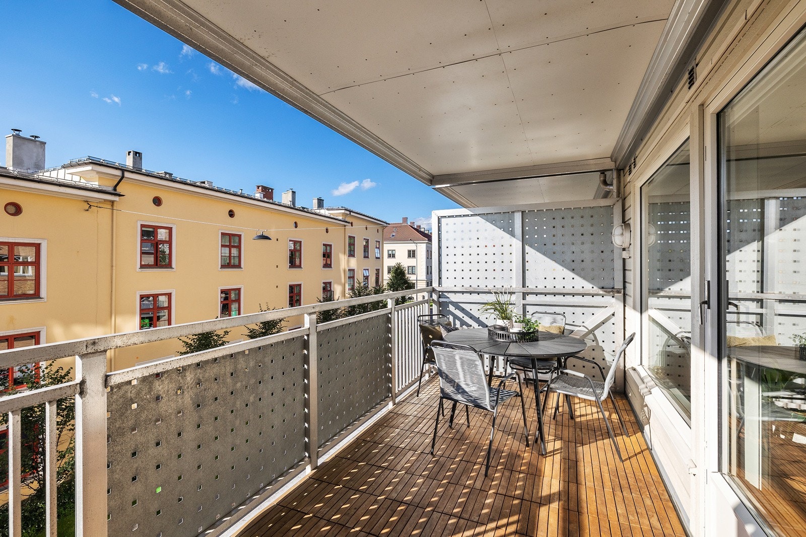 Heng opp lyslenker, lanterner eller vegglamper for en like hyggelig stemning om kvelden som på dagtid! Galleribilde