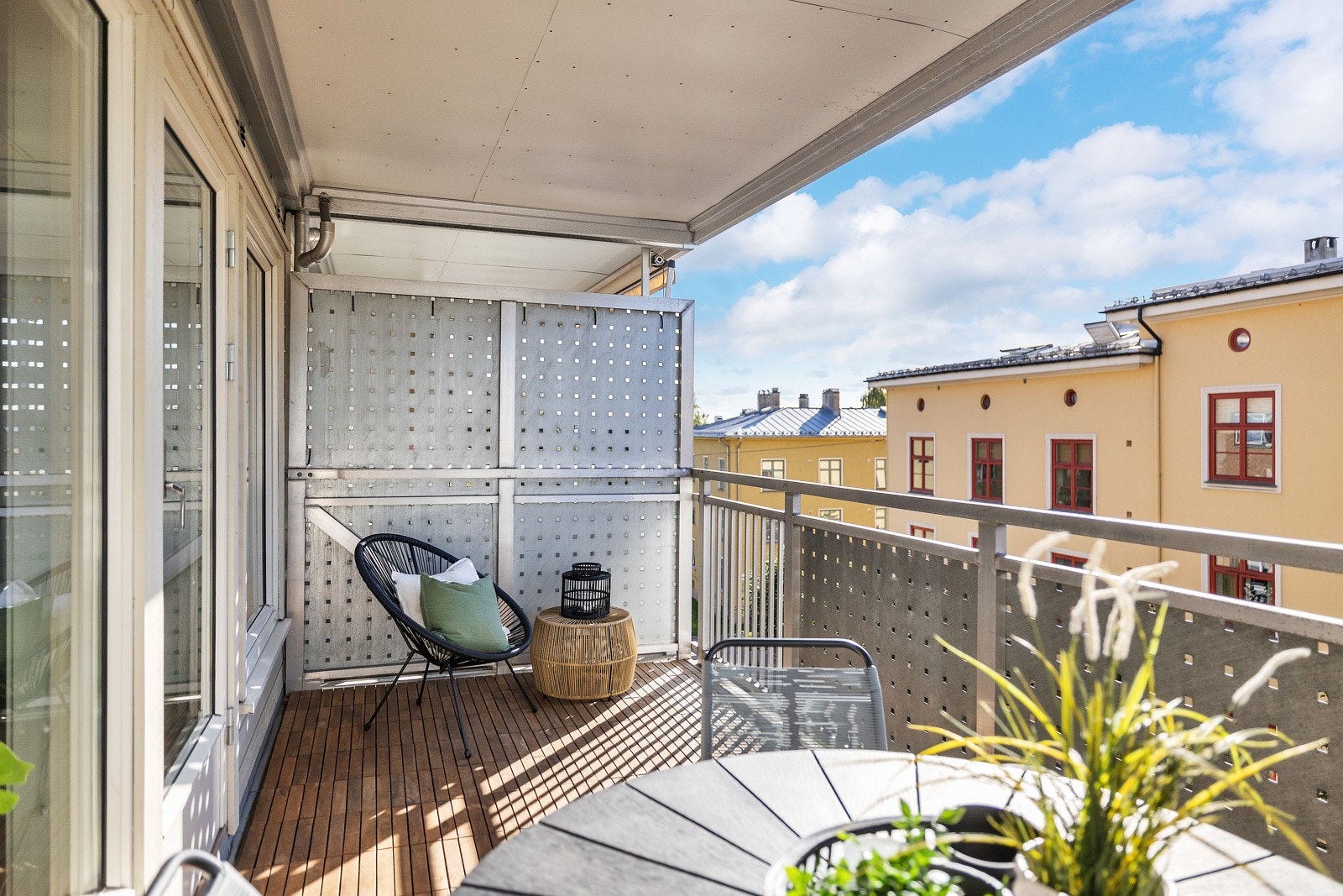 Utebelysning og stikkontakter er også montert, hvor du her kan legge til flere belysningselementer for å forlenge brukstiden på balkongen. Galleribilde