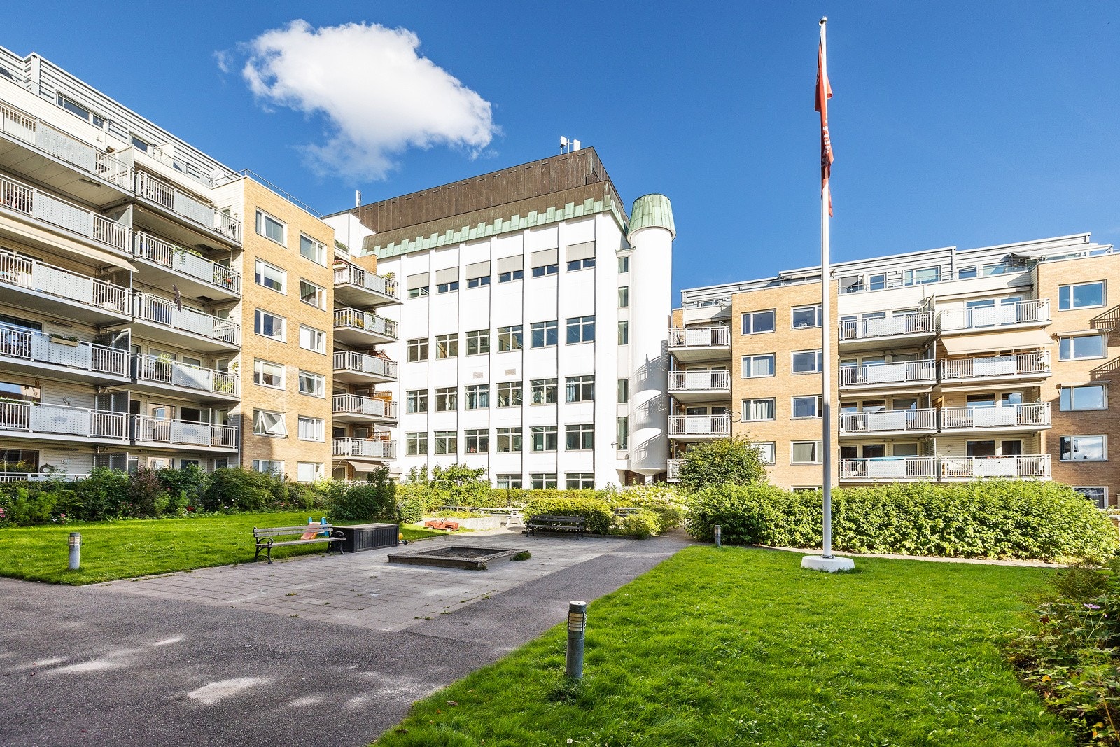 Leiligheten tilhører et hyggelig og veldrevet sameiet, bestående av tilsammen 126 seksjoner. Galleribilde