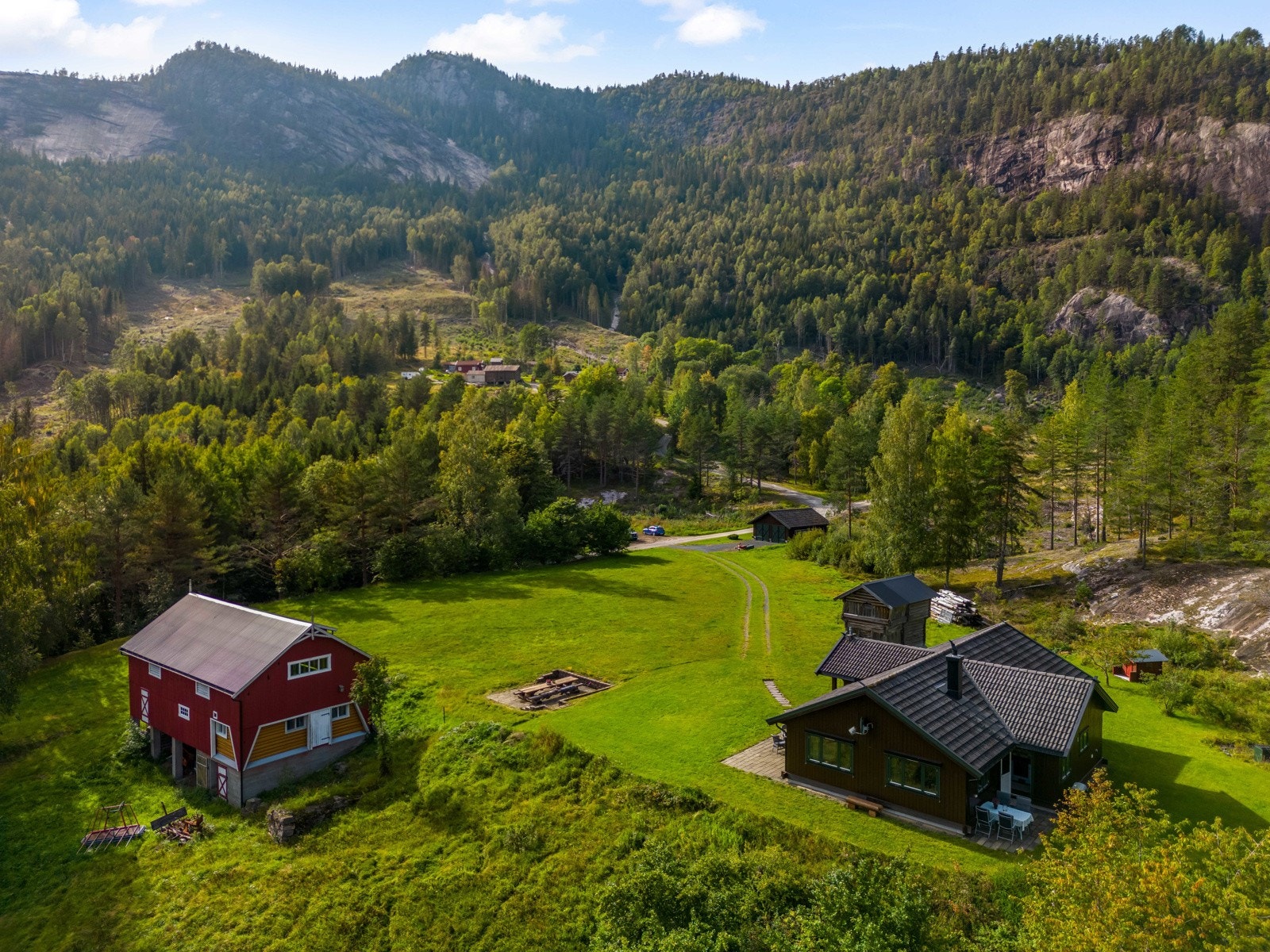 Idyllisk beliggende eiendom bestående av gressletter og eventuelt beiteområder for dyr. Flotte berg med fine utsiktspunkter, skog og plen. Gruset innkjørsel ved garasje, samt gruset vei til bolighus. Galleribilde
