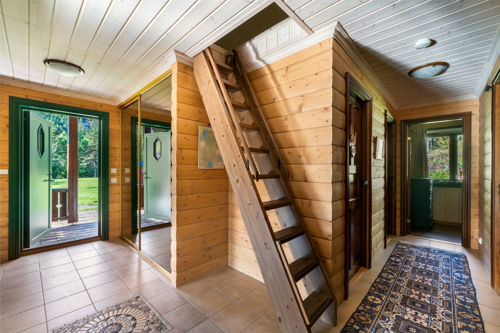 Du ønskes velkommen inn i en hyggelig entrè med flislagte gulv med varmekabler. Flotte detaljer som forblendingsstein på vegg, maskinlaft og lysnet panel i himling. Belysning via takpunkter. Galleribilde