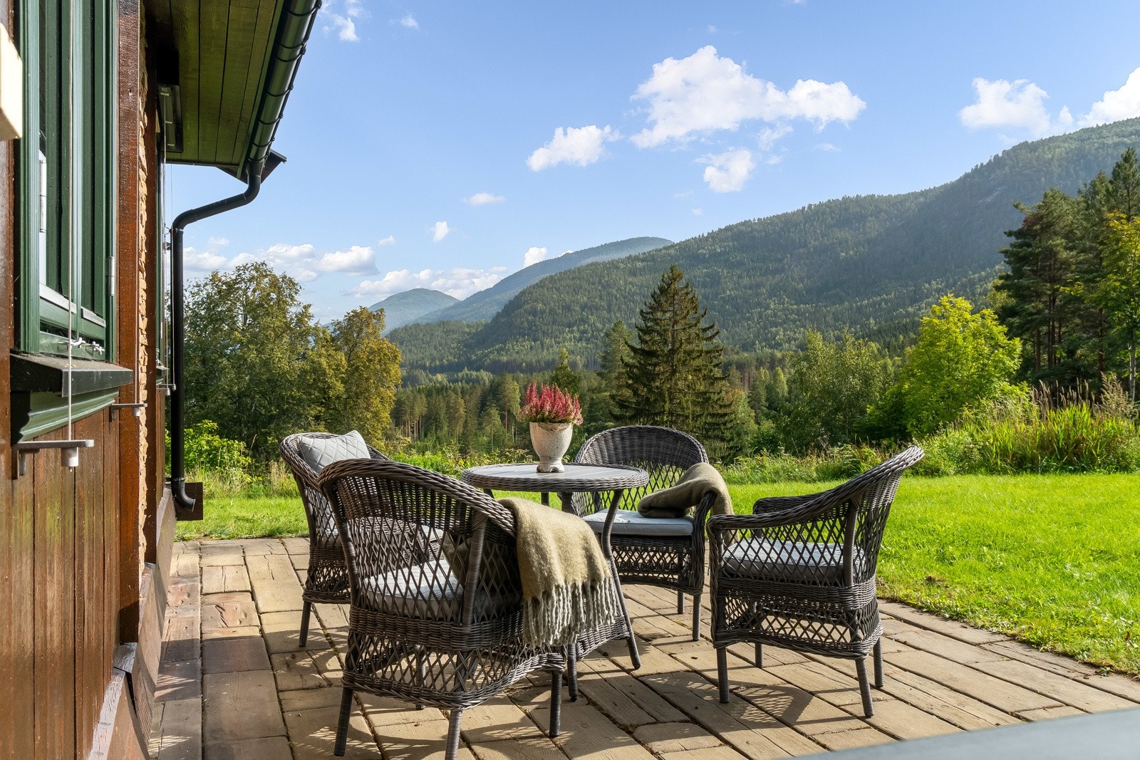 Det er laget til koselige uteplasser og hellelagt område med plass til langbord. Flott utsikt over Telemarkskanalen og gode solforhold. Galleribilde