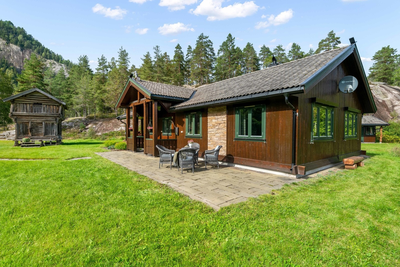 Eiendommen ligger landlig til på Strauman i Kviteseid kommune langs Telemarkskanalen. Galleribilde