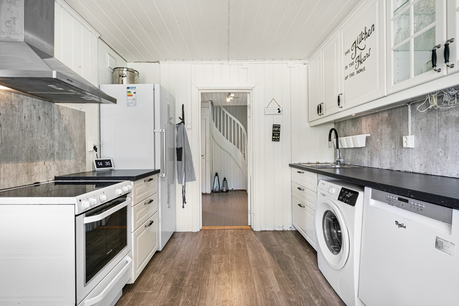 Benkeskapsbelysning og stikkontakter under overskap. Ventilator på vegg. Vannrør av kobber. Avløpsrør av plast. Lekkasjestopper. Galleribilde