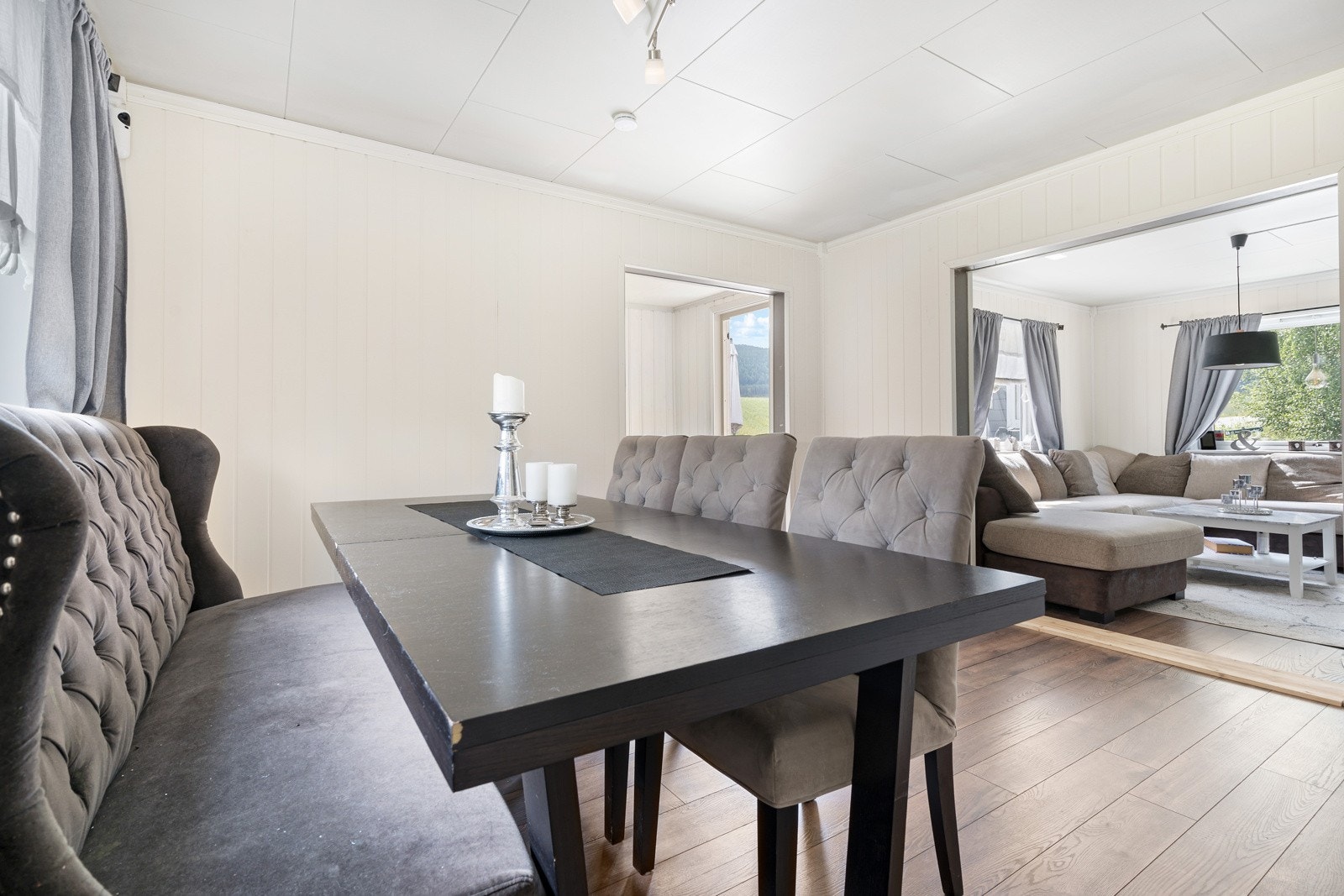 Spisestue med utgang til oppholdsrom/terrasse Galleribilde