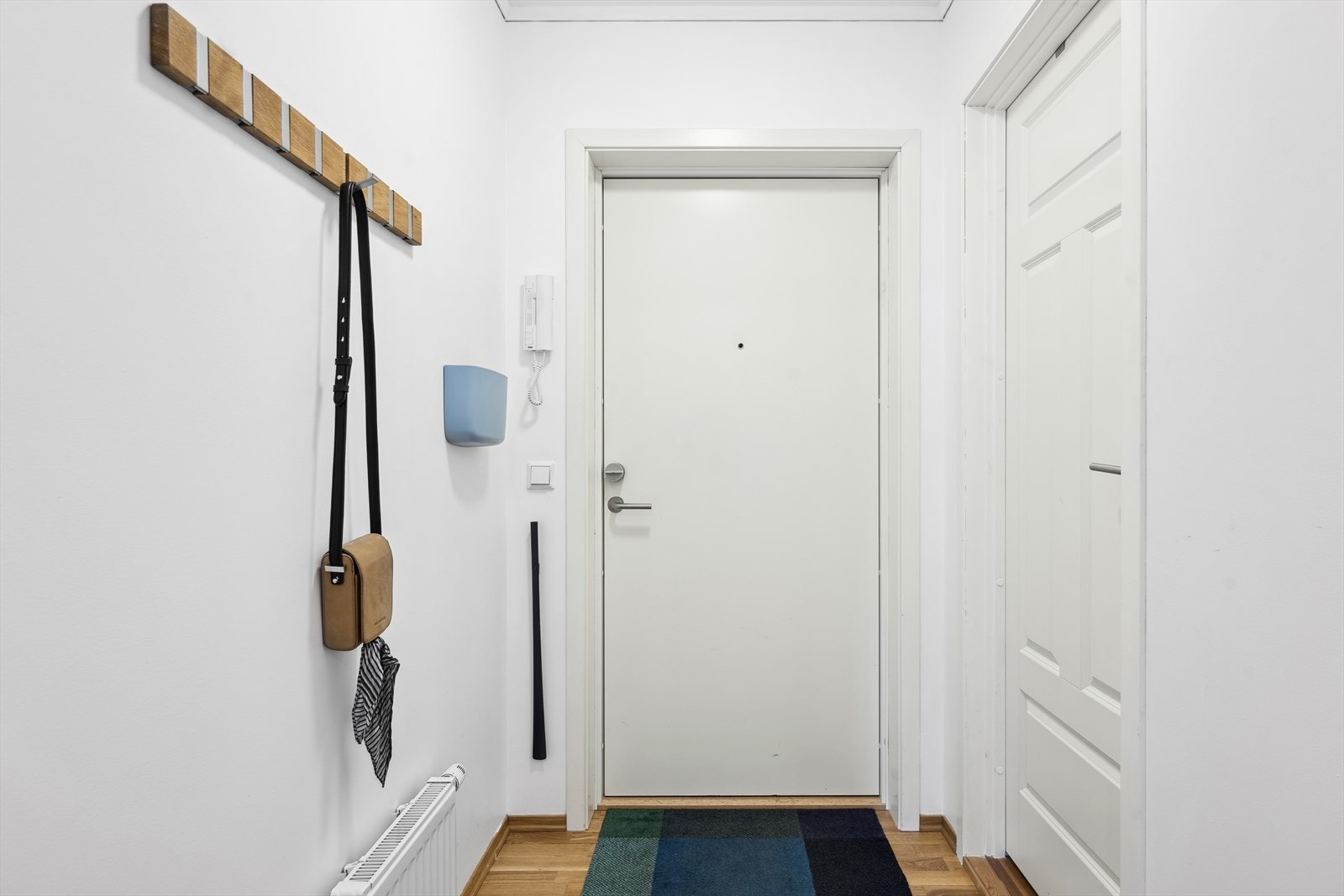 Her ses entreen som har porttelefon og adkomst til vaskerommet/boden. Galleribilde