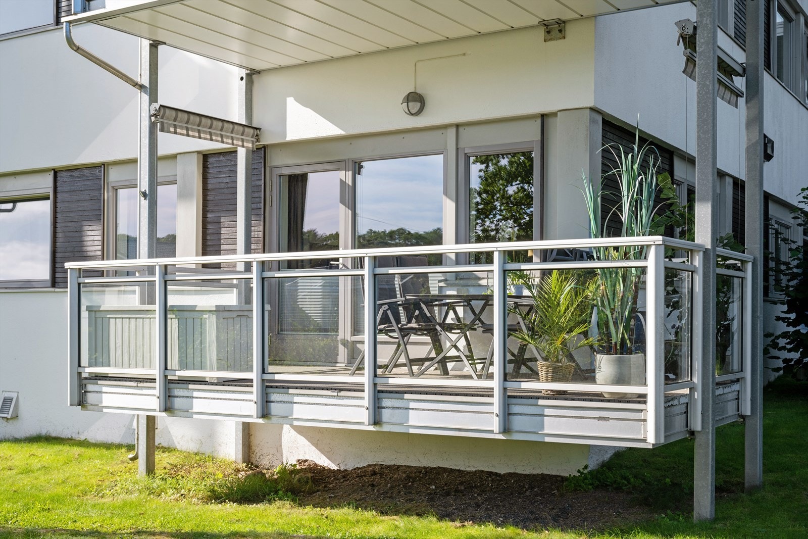 Deler av balkongen er utkraget mot nord, her kommer det siste av ettermiddags- og kveldssola på sommerstid. Galleribilde