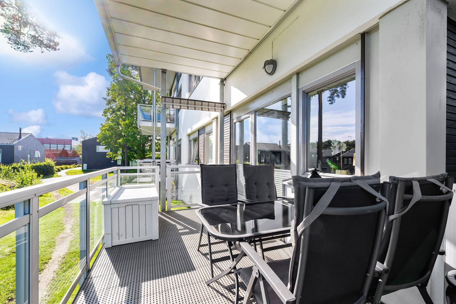 Stor balkong med moderne glassrekkverk og fine solforhold på morgningen og formiddagen. Galleribilde