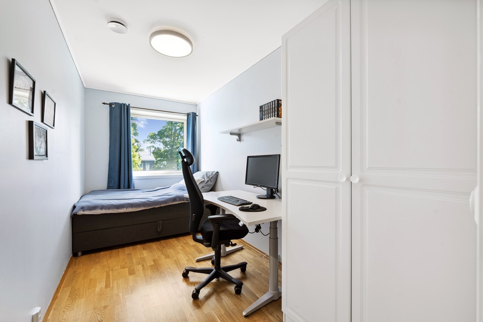 Soverom nr 2 med garderobeskap. Galleribilde