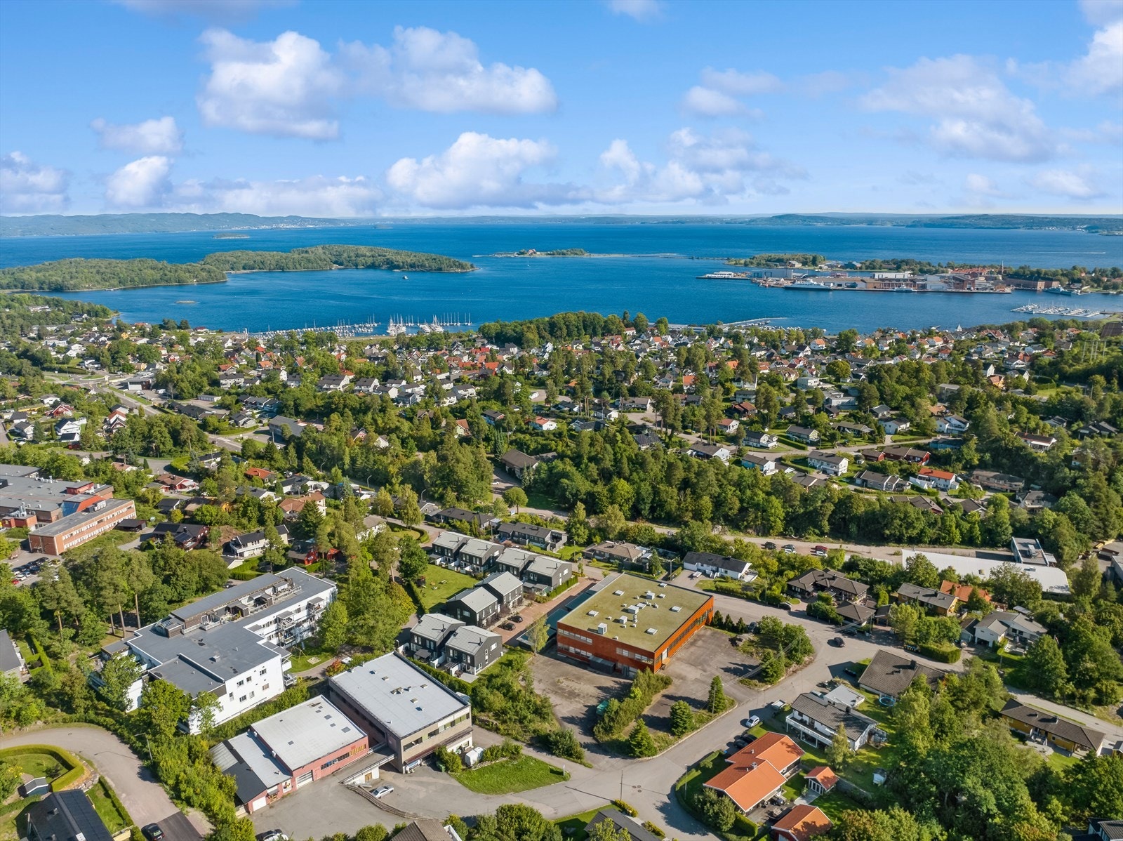 Der er også kort vei til både barnehage, skole og lekeplasser. Ca 25 minutters gange til Horten sentrum. Galleribilde