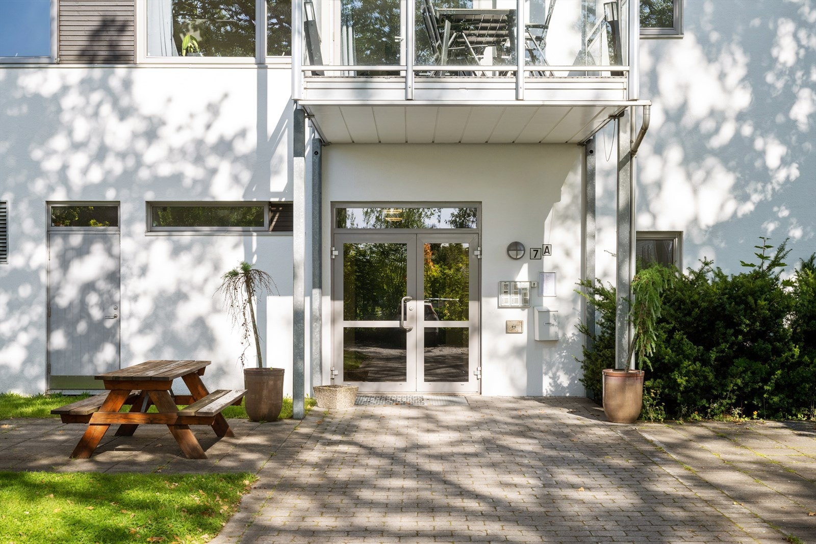 Det er planfri og enkel adkomst til leiligheten som ligger i samme etasje som inngangspartiet. Galleribilde