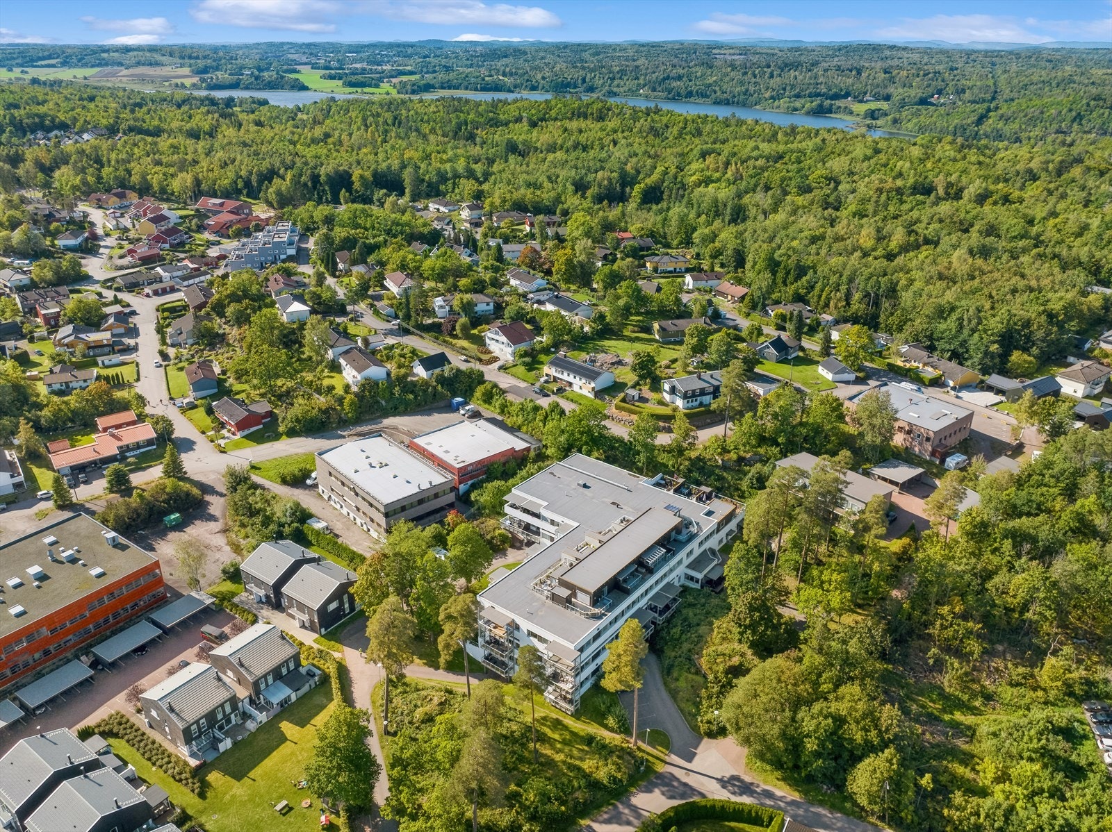 Her bor du i trygge og rolige omgivelser med nærhet til fine turområder i marka og inn mot Borrevannet. Galleribilde