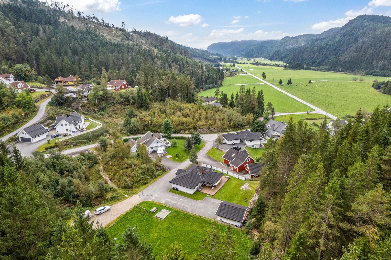 Eiendommen er en del av et nyere boligfelt, like sør for Konsmo Galleribilde