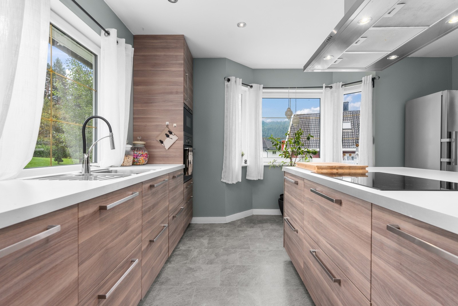 Kjøkken med integrerte hvitevarer. Galleribilde